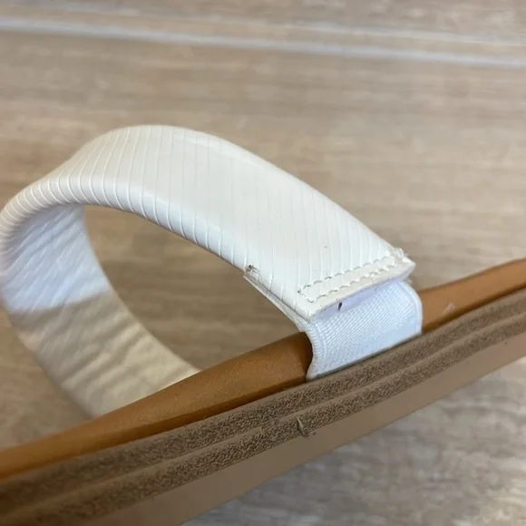 LONDON FOG UEC Wonens Size 7.5 White “Felicia” Two band slip on flat sandals - Picture 10 of 10